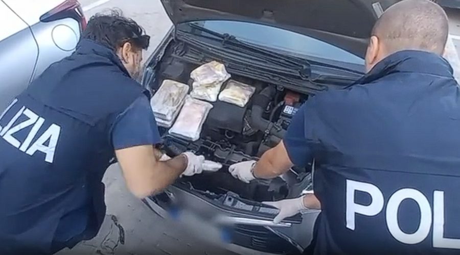 Due auto “imbottite” di cocaina e hashish: arrestata una coppia. Sequestrati quasi 28 kg di droga VIDEO