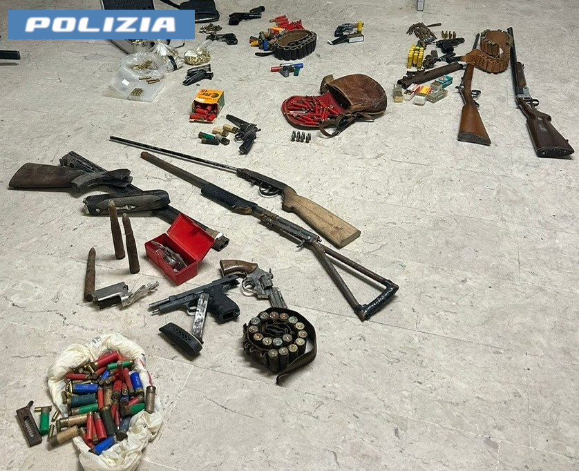Maxi sequestro di pistole e fucili: quattro arresti ed un denunciato VIDEO