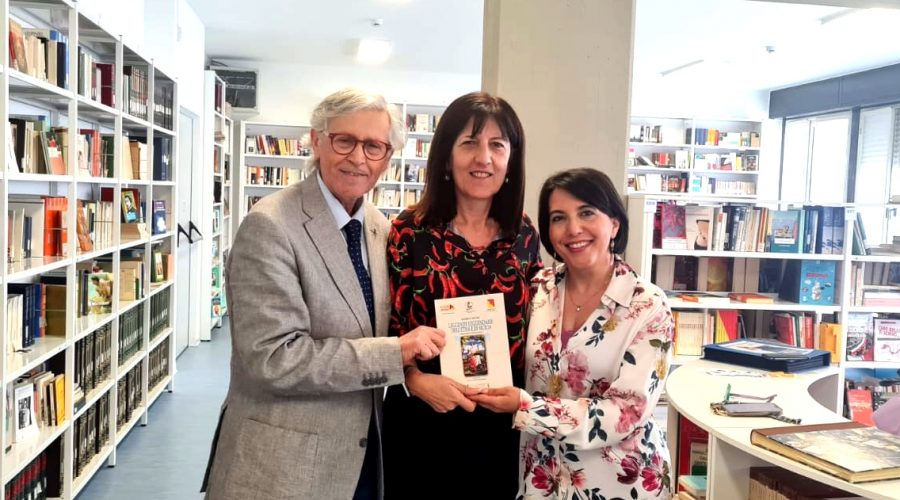 Mario Pafumi dona “Leggende leggendarie dell’Etna e di Sicilia” alla biblioteca del liceo Leonardo di Giarre