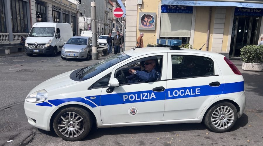 Riposto, controlli della Polizia Locale: più ordine e sicurezza nella zona del mercato e del centro storico