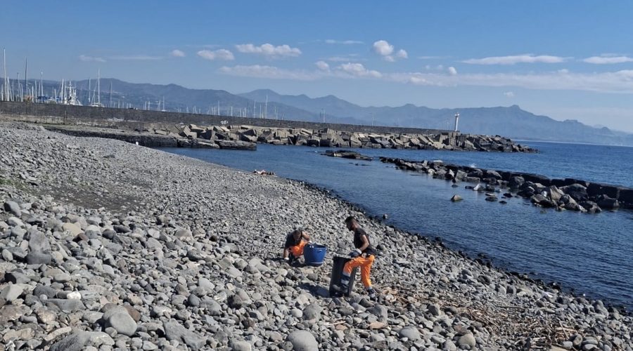 Riposto, al via la pulizia delle spiagge in vista della stagione balneare