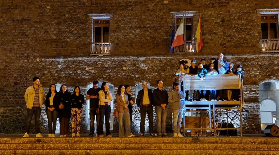 Randazzo volta pagina: plebiscito per Grillo dopo il commissariamento, maggioranza schiacciante e opposizione senza candidato sindaco