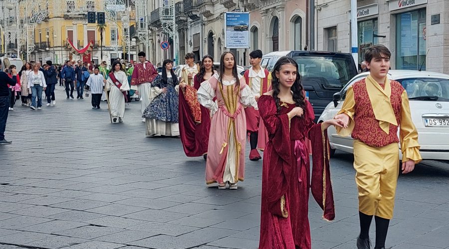 Giarre, torna la storia in strada: sfila il corteo “Le spighe di Sant’Isidoro”