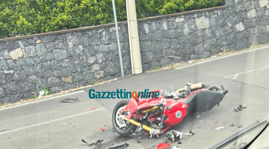 Acireale, scontro auto moto: un ferito