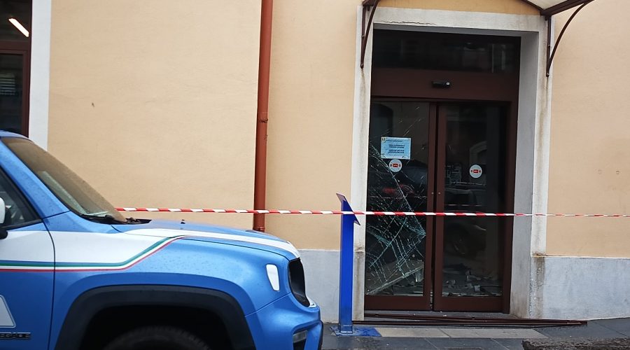 Giarre, ordigno esplode nella notte nei locali della stazione. Indagini in corso
