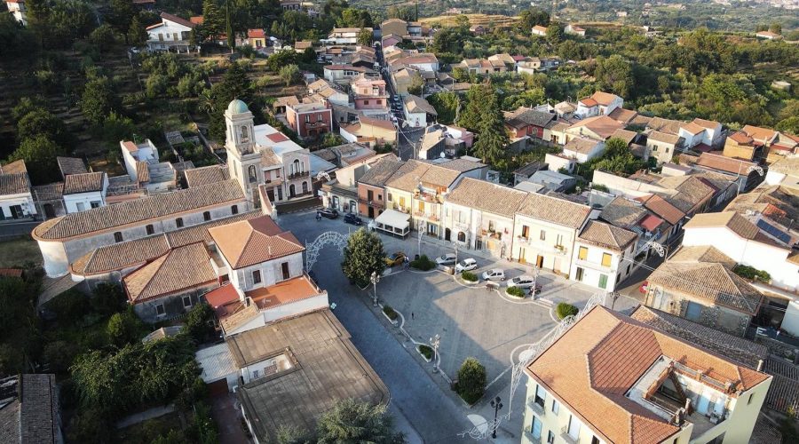 “Un libro fa Presa”: apre oggi il salotto letterario dell’estate sull’Etna
