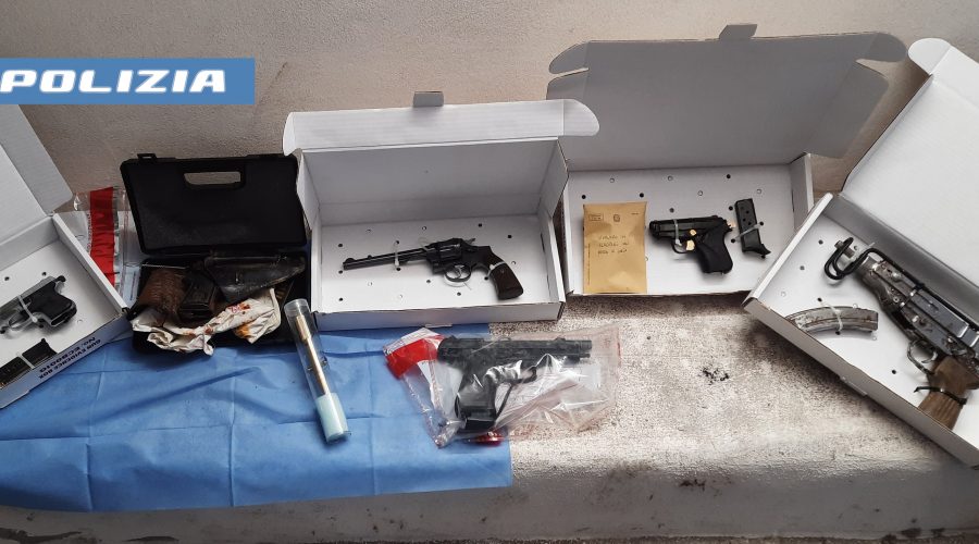 Scovato in un garage un arsenale con kalashnikov, mitragliette e pistole VIDEO