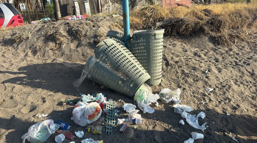 A Marina di Cottone vandalizzati i nuovi cestini collocati in spiaggia. L’assessore Giuliano: “Un gesto che danneggia l’intera comunità”