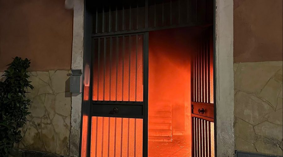 Incendio in un condominio: tratte in salvo 7 persone. Un’altra arrestata per droga VIDEO