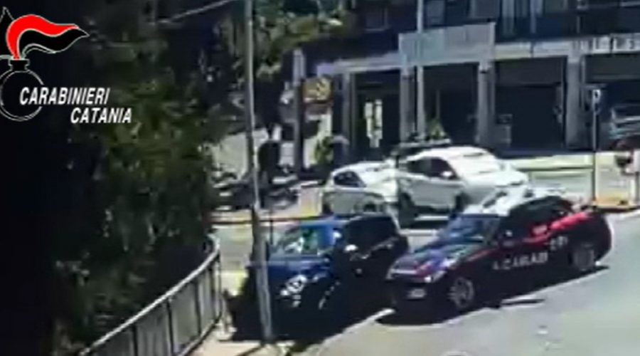 Rapinano un panificio ma nella fuga si schiantano contro un palo: tre arresti