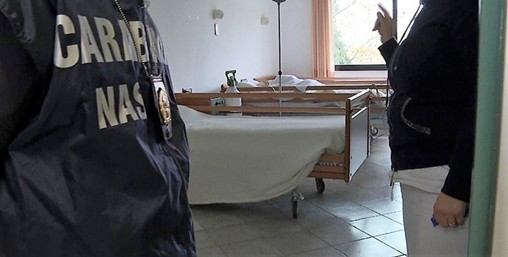 Fiumefreddo di Sicilia, controlli dei Carabinieri, NAS e NIL: troppi anziani in una struttura