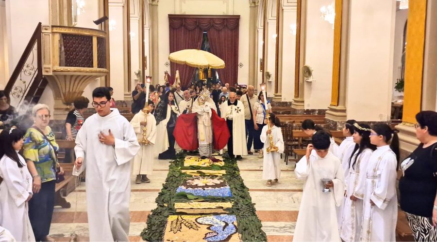 Macchia di Giarre celebra il Corpus Domini con la 14ª Infiorata