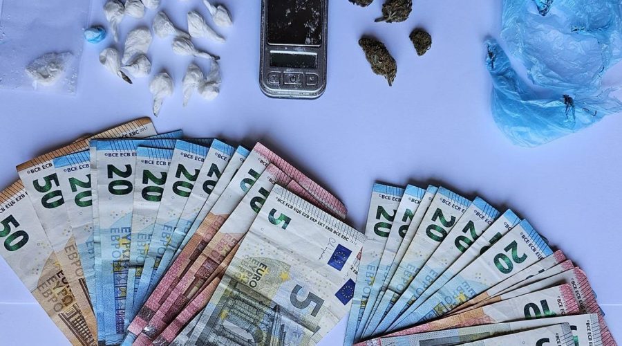 Acireale, arrestati due fratelli dediti allo spaccio di droga