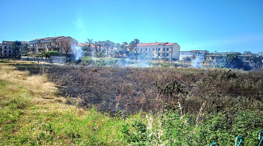 Fondachello, incendio in un terreno incolto in via Dottor Amato