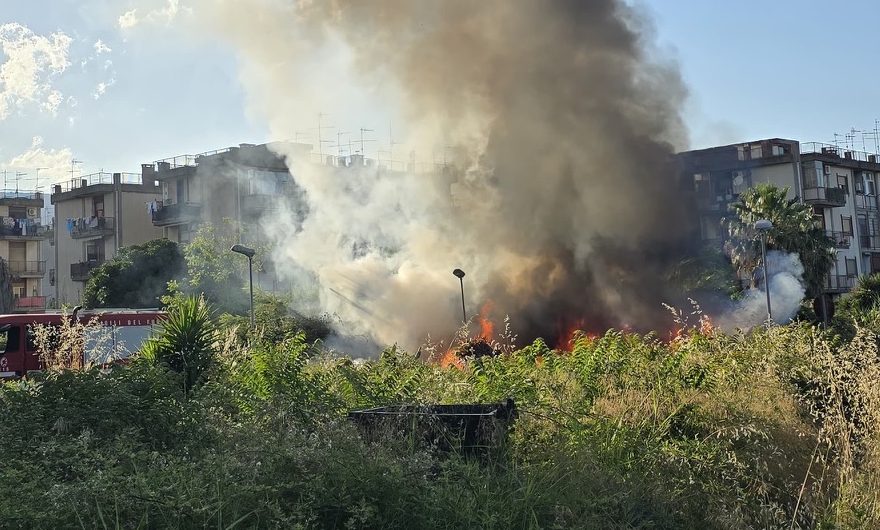 Giarre, ennesimo rogo della vergogna nel quartiere Jungo
