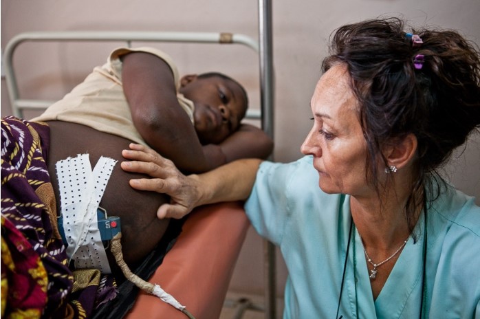 “Birth is a dream”: 40 scatti nella sede di Gru, in via Sartori, sul dramma della mortalità materna in Africa”