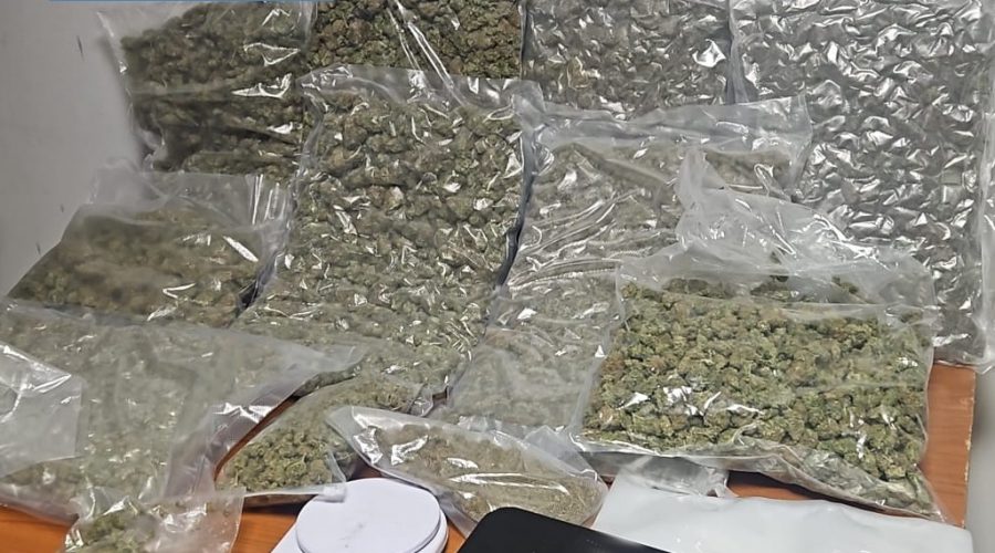 10 kg di droga nascosti nell’armadio in camera da letto: arrestato 21enne