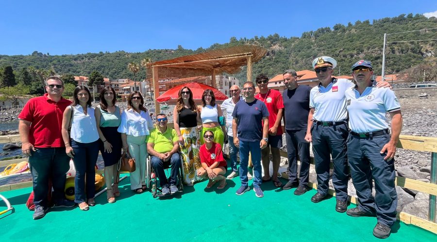 Acireale, inaugurato a Santa Tecla il solarium accessibile a tutti sulla spiaggia “cocole”