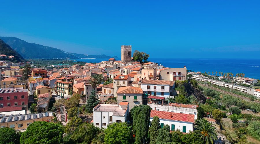 “Brolo, sospeso tra cielo e mare…”, omaggio poetico alla cittadina di Brolo