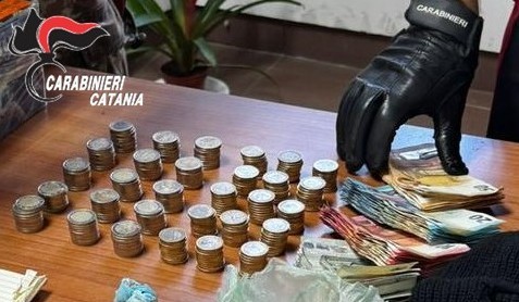 Droga, munizioni e oltre 11 mila euro in banconote false: blitz dei Carabinieri nella notte, 2 arresti