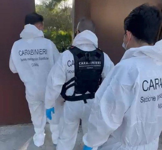 Sorprende ladro in casa in piena notte e, aggredito, lo accoltella: arrestato 37enne pregiudicato