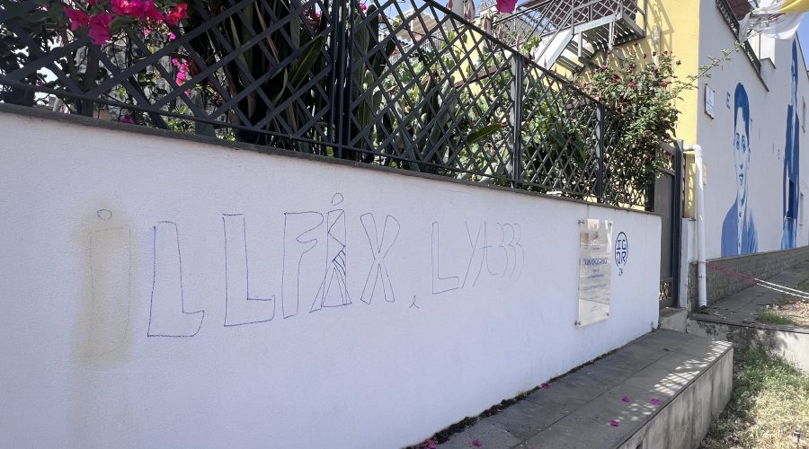 Riposto, deturpa il murale di Franco Battiato: individuato e denuciato 31enne