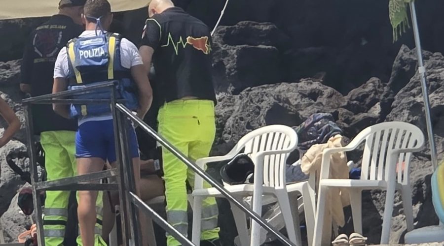 Viene trasportata dalla corrente mentre è sul materassino e finisce sugli scogli: soccorsa turista VIDEO