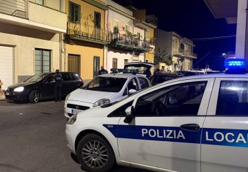 Riposto, fugge all'alt della Polizia Locale: fermato dopo un inseguimento. Oltre 7.500 euro di sanzioni e veicolo sequestrato