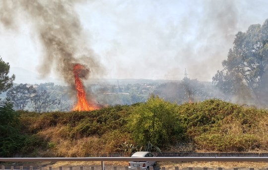Giarre, vasto incendio di sterpaglie lungo il torrente Macchia