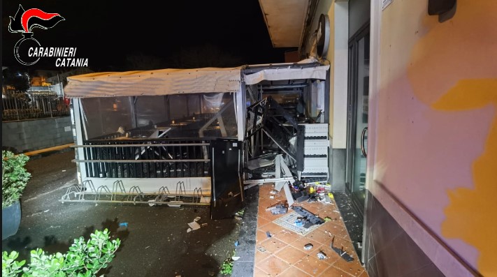 Assaltavano con l’esplosivo bancomat e distributori automatici nel Giarrese: tre arresti VIDEO