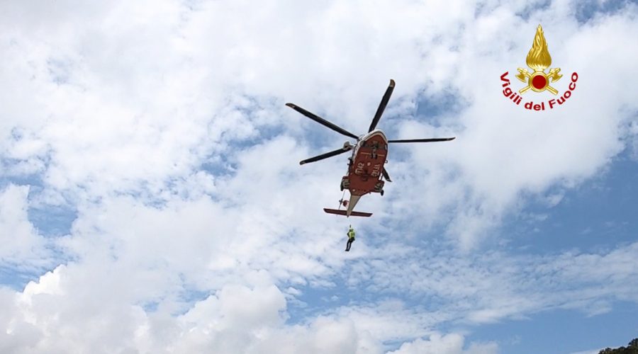 Etna, coppia di escursionisti perde il sentiero del ritorno e rischiano insolazione: soccorsi dall’elicottero VVF