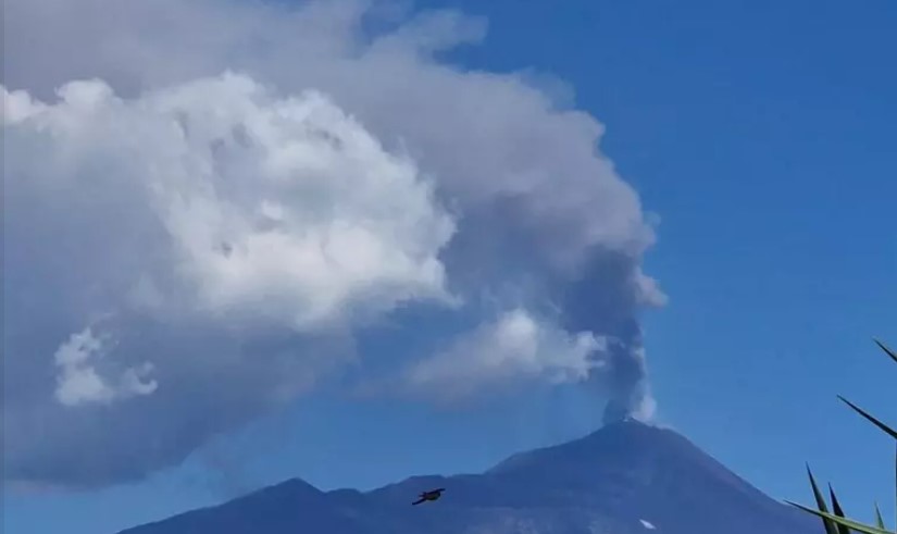 Eruzione Etna con emissione di cenere: sospeso l’arrivo dei voli all’aeroporto di Catania
