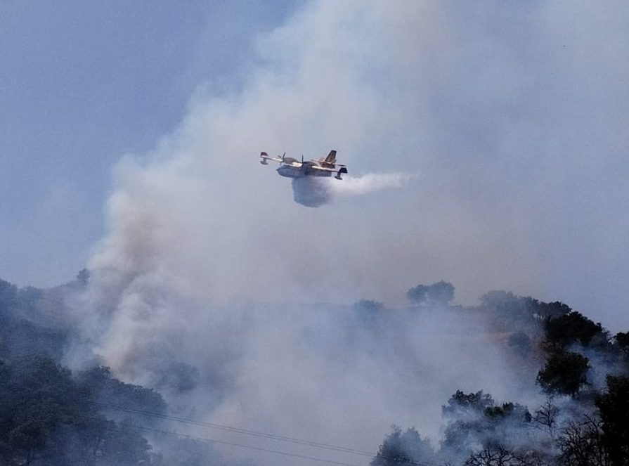 Calatabiano, da ieri sera un incendio interessa la zona del Castello