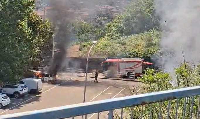 Giarre, incendiate due auto e un furgone dell’Asp: fermato un uomo VIDEO