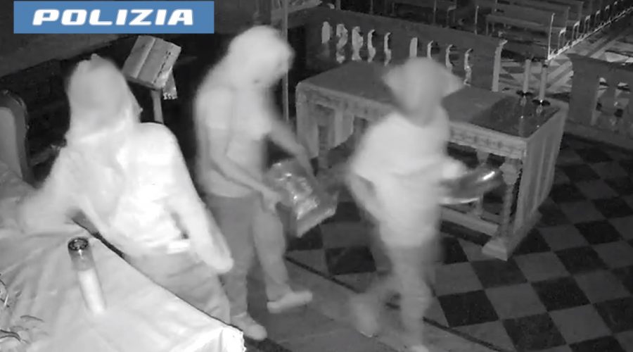 Rubano attrezzi da lavoro e oggetti sacri in una chiesa in restauro: coppia di ladri arrestata