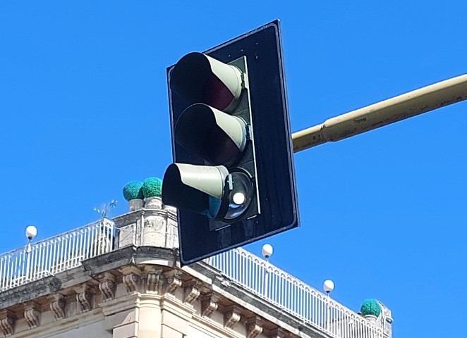 Addio guasti “grotteschi”: a Giarre arrivano i semafori a LED