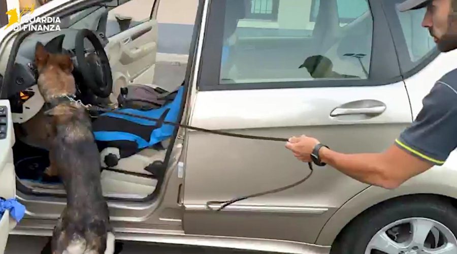 Beccato in autostrada con oltre 2 kg di cocaina: manette per un 68enne