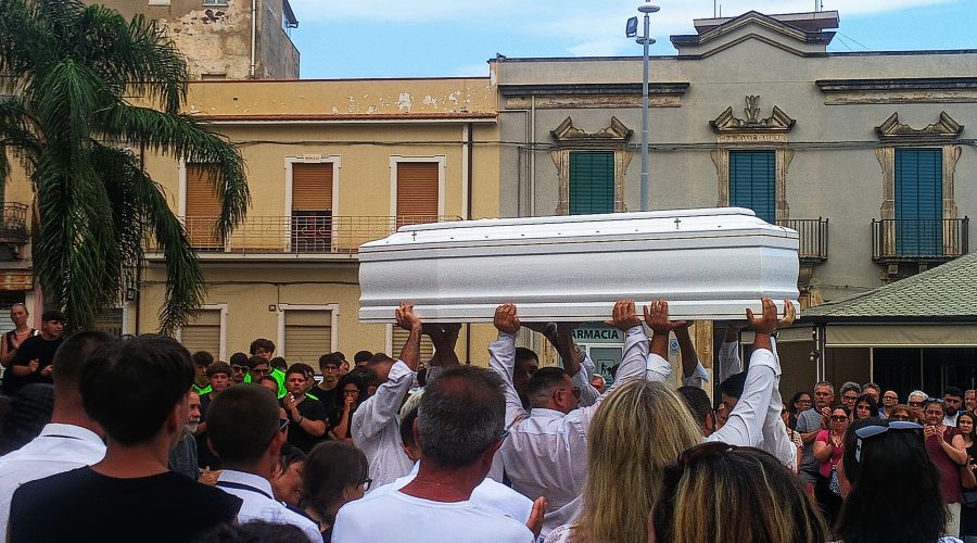 Mascali, l’ultimo saluto a Daniele tra lacrime e preghiere: «Da oggi brilla nel cielo e continuerà a donarci il suo abbraccio»