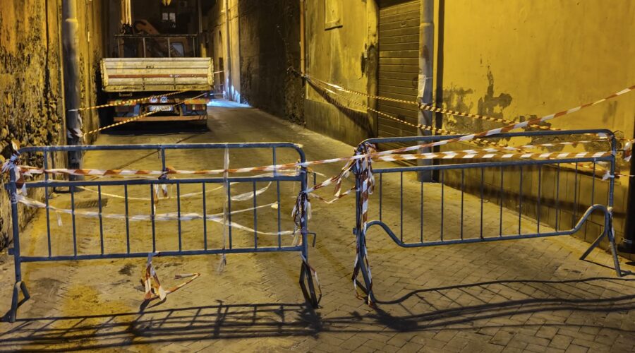 Riposto, dissesto statico in via Mongibello: scatta l’allarme per un muro di un edificio pericolante
