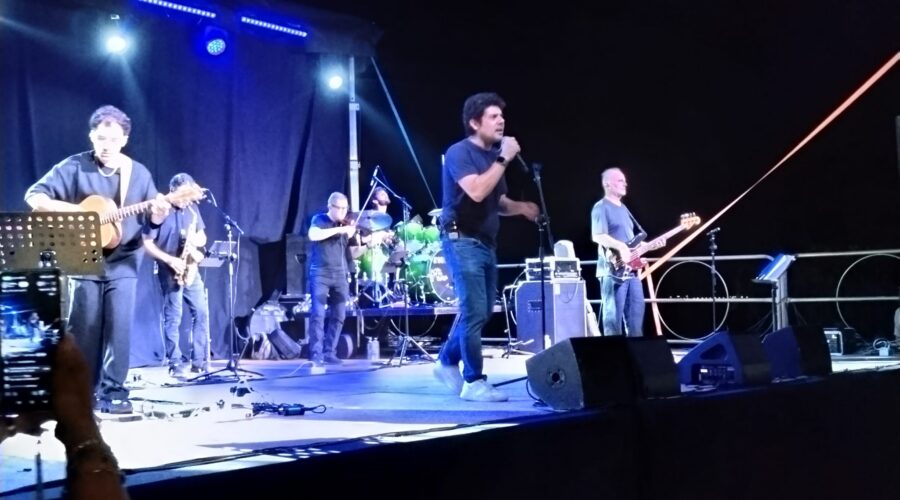 Gianmarco Carroccia conquista l’Arena di Fondachello: una notte nel segno di Battisti e Mogol