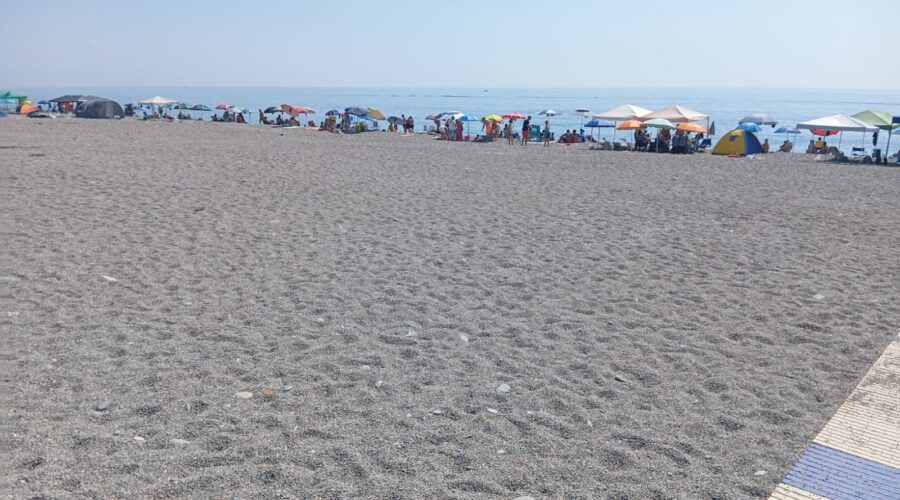 Fondachello, ripulito il litorale dopo il Ferragosto: l’amministrazione punta su decoro e sicurezza