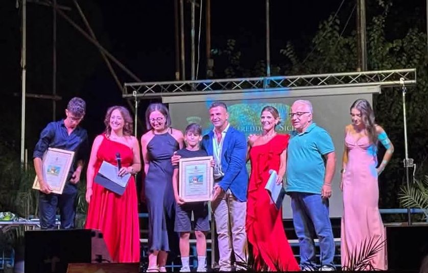Fiumefreddo celebra talenti ed eccellenze: successo per la XXII edizione del Premio Papiro d’Argento assegnato al tedoforo Salvatore Pernicano