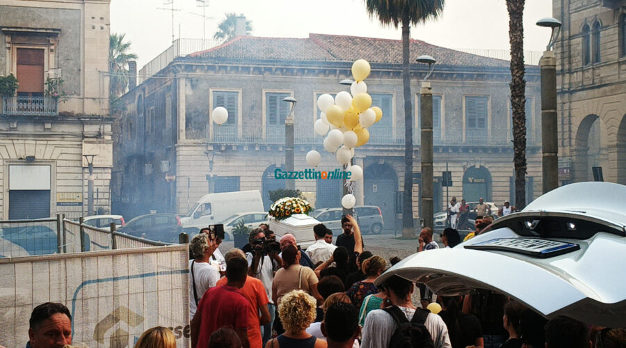 Riposti, i funerali di Noemi Impellizzeri, il dolore della comunità e i nuovi interrogativi sull’inchiesta VIDEO
