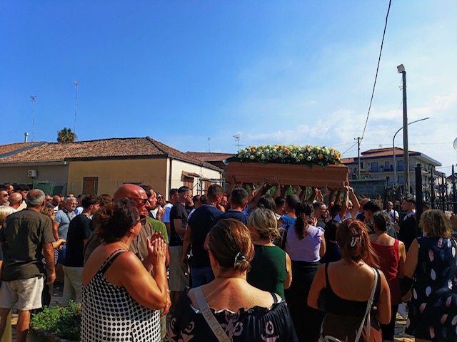 Mascali, l’addio a Sebastiano Portogallo: il silenzio, le lacrime e un dolore che non ha parole