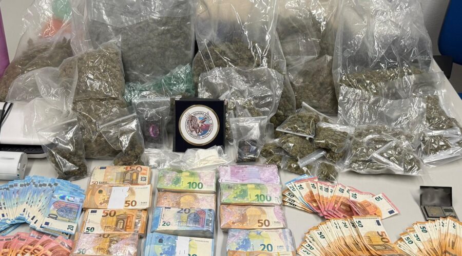 In casa con oltre 6,5 kg di droga e 65.000 euro in contanti: arrestato 55enne VIDEO