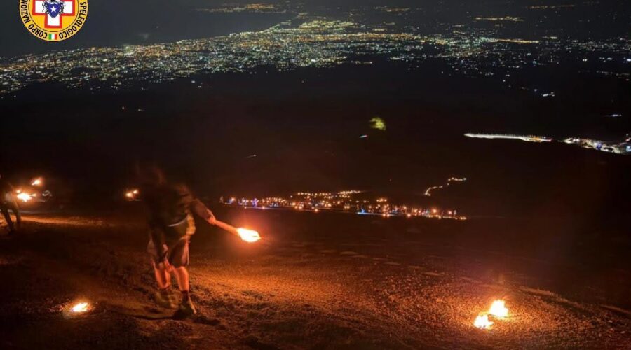 Etna: soccorsi nella notte due giovani dispersi dopo avere osservato l’eruzione