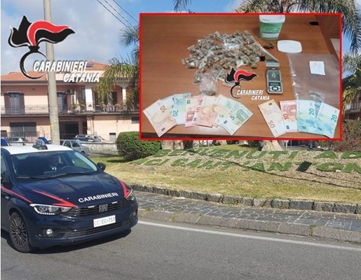 La base dello spaccio era casa sua: manette per un 19enne