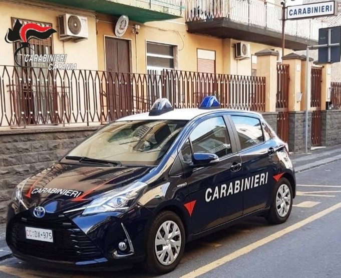 Picchia violentemente la figlia ma i vicini riprendono la scena e allertano i carabinieri: arrestata la madre