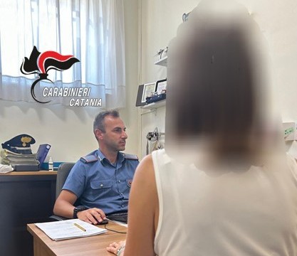 Minaccia l’ex compagna con una mannaia e fugge in auto: arrestato