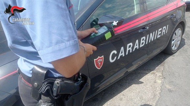 Si schianta con l’auto e rifiuta i test per accertare tasso di alcool e droga: denunciato